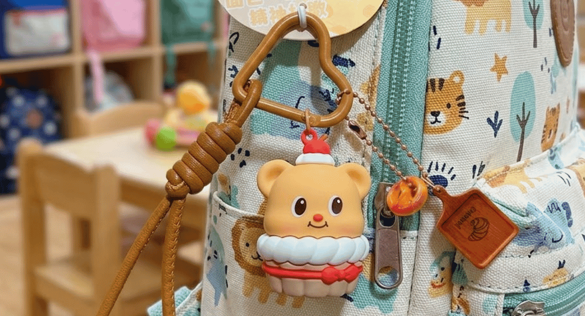 moc-khoa-butter-bear-cupcake-va-tiem-banh-trong-balo
